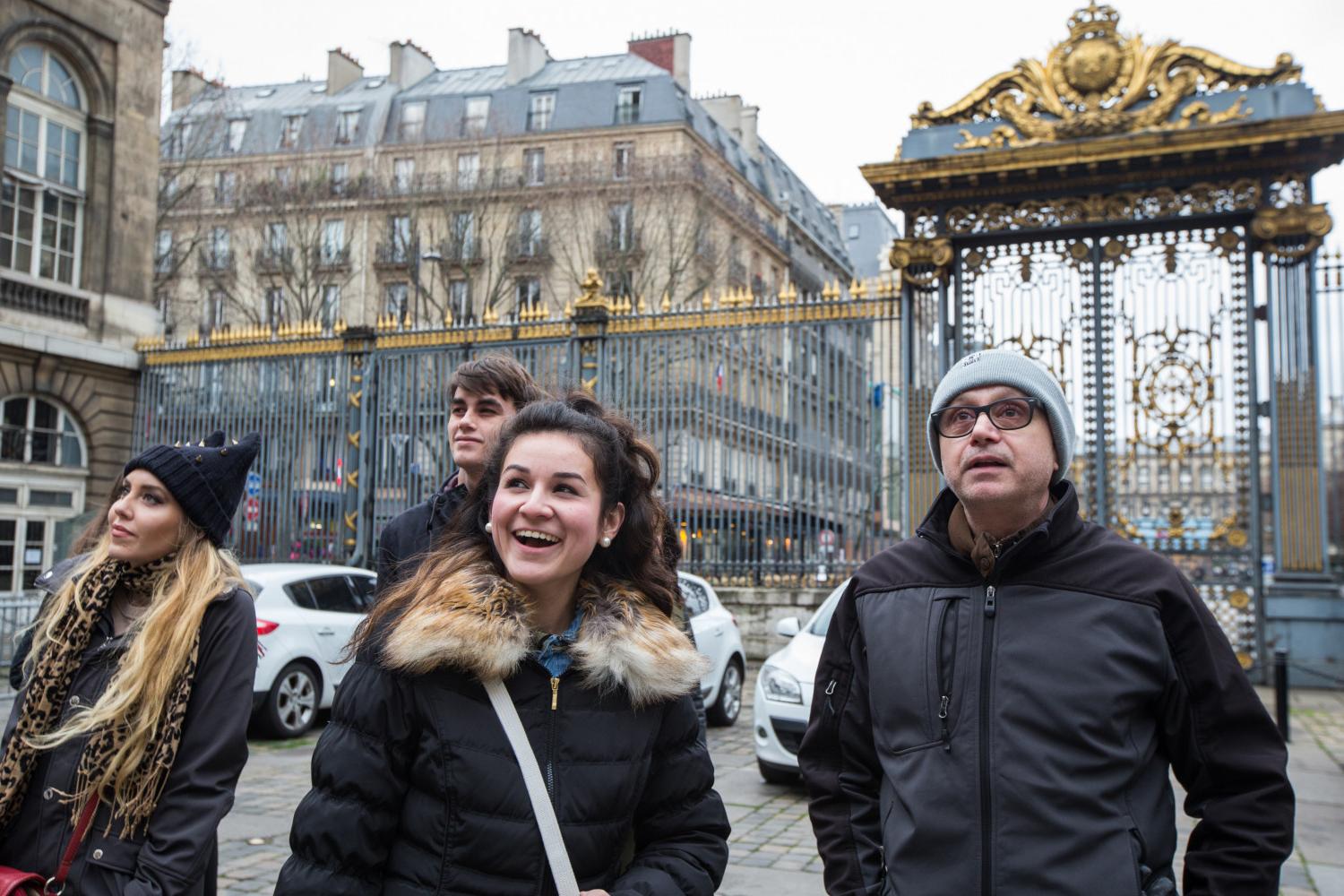 <a href='http://ursa.mtc139.com'>全球十大赌钱排行app</a> French Professor Pascal Rollet leads students on a study tour in Paris.